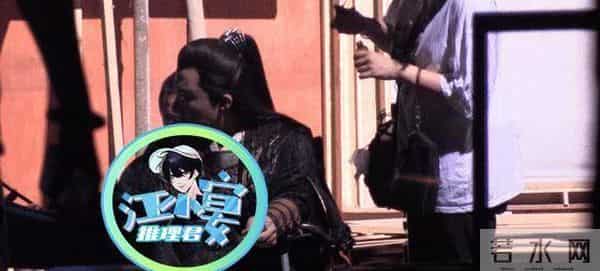 刘宇宁片场抽烟被拍