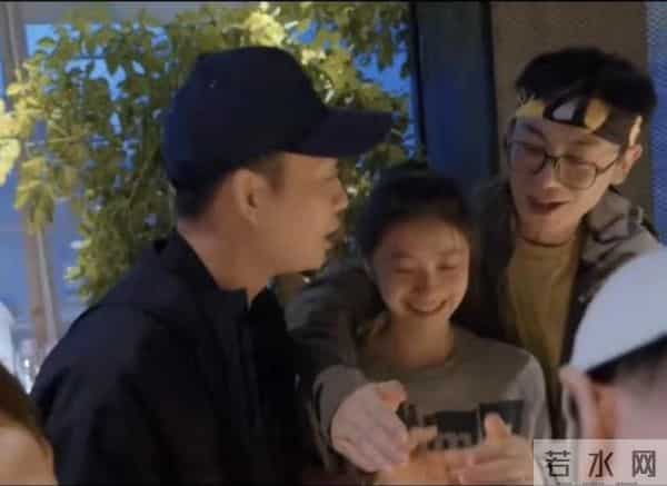 朱亚文环抱刘浩存好亲密