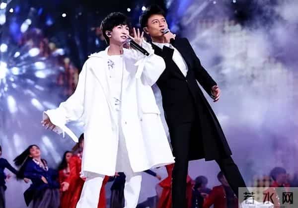 郭沁为什么坐在椅子上