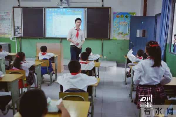 中央电视台知名主持人李平