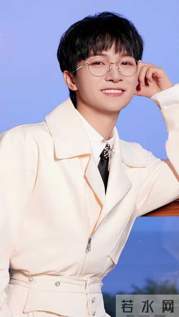 郭沁为什么坐在椅子上