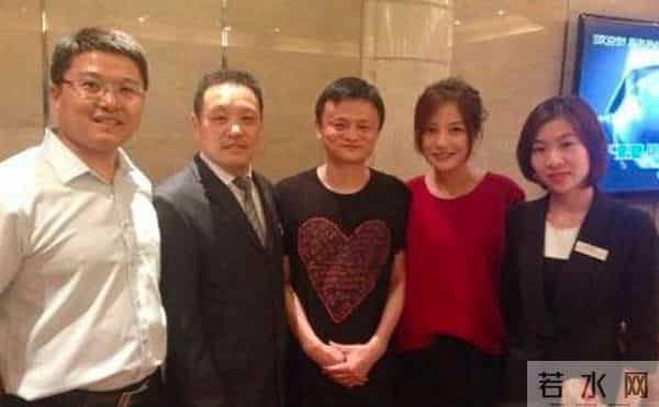 赵薇怎么会蠢到穿军旗装