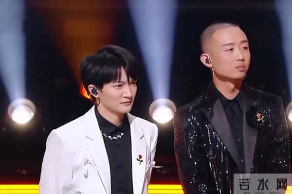 郭沁为什么坐在椅子上