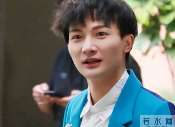 郭沁为什么坐在椅子上