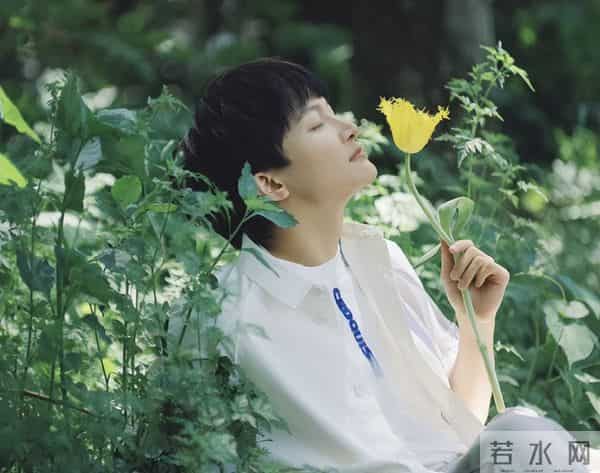 郭沁为什么坐在椅子上