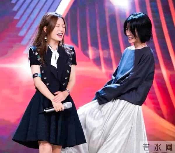 赵薇怎么会蠢到穿军旗装