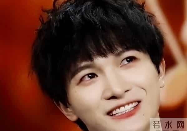 郭沁为什么坐在椅子上