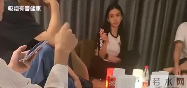 angelababy三亚度假时抽烟