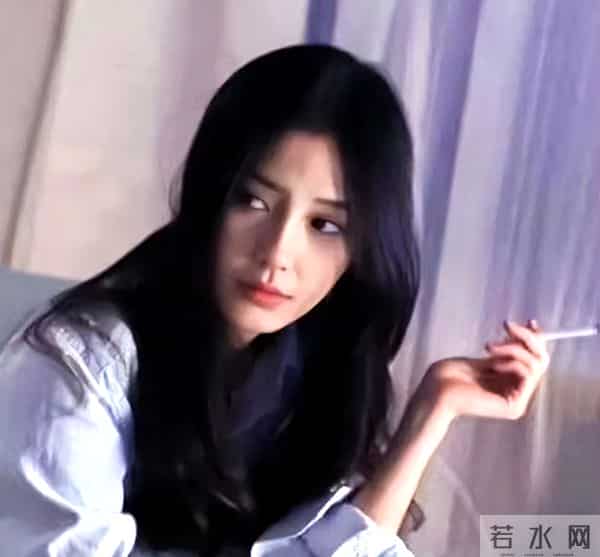 angelababy三亚度假时抽烟