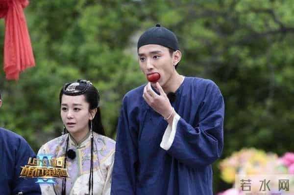 于小彤刘美含接吻