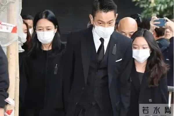 刘德华双手捧遗照送父亲出殡