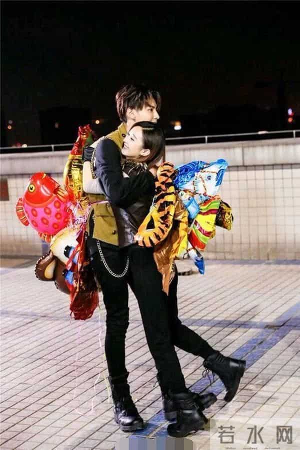 吴亦凡承认与赵丽颖在一起