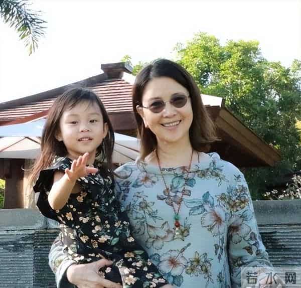 贾乃亮父母是做什么的