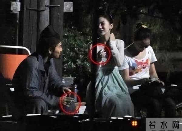 angelababy三亚度假时抽烟