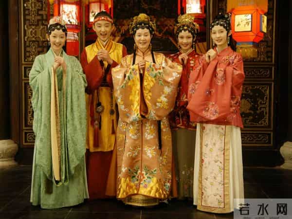 于小彤刘美含接吻