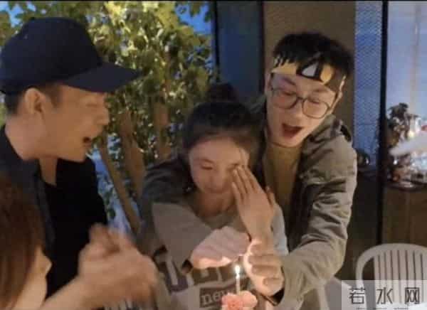 朱亚文环抱刘浩存好亲密