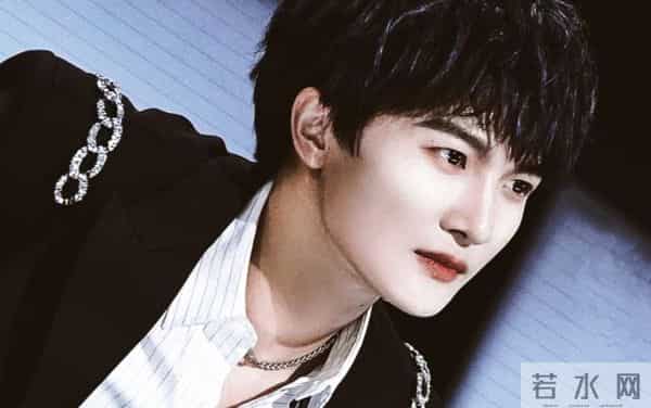 郭沁为什么坐在椅子上