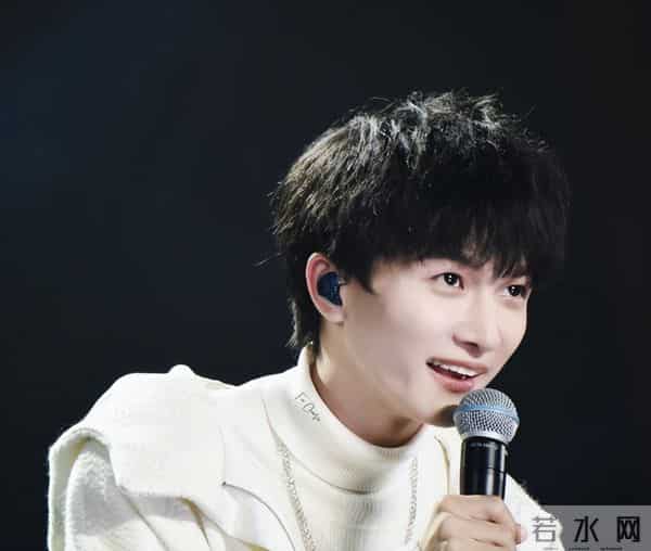 郭沁为什么坐在椅子上