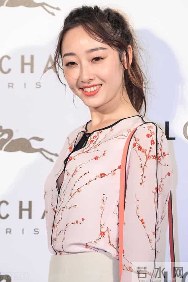 于小彤刘美含接吻