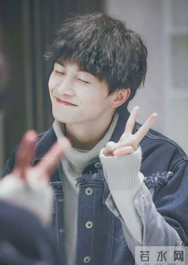 郭沁为什么坐在椅子上