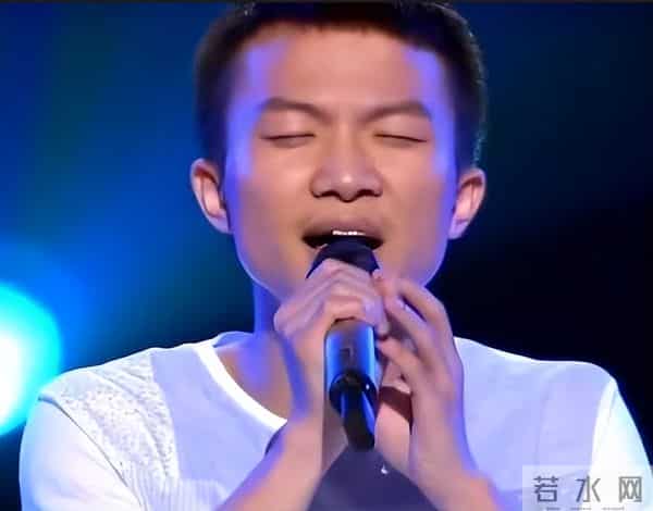 郭沁为什么坐在椅子上