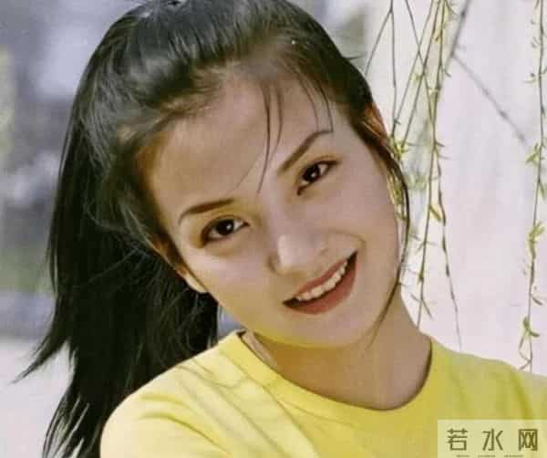 赵薇怎么会蠢到穿军旗装