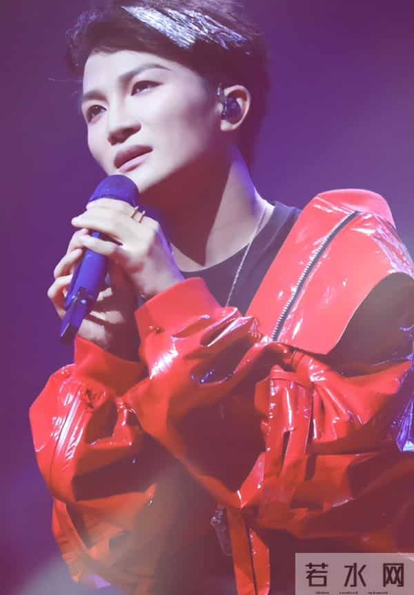 郭沁为什么坐在椅子上