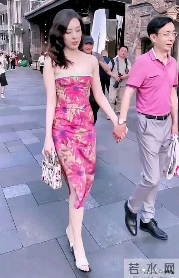 董小姐最开始唱的是谁