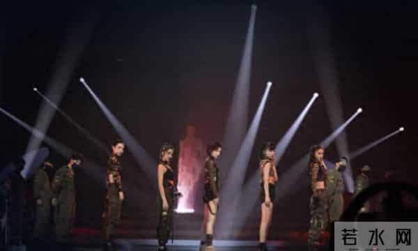 黄圣依哭泣时也要插兜