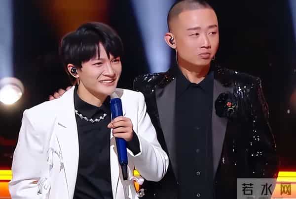 郭沁为什么坐在椅子上