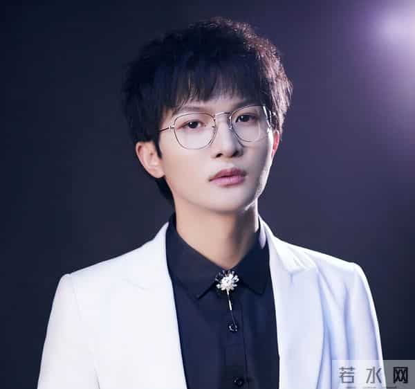 郭沁为什么坐在椅子上