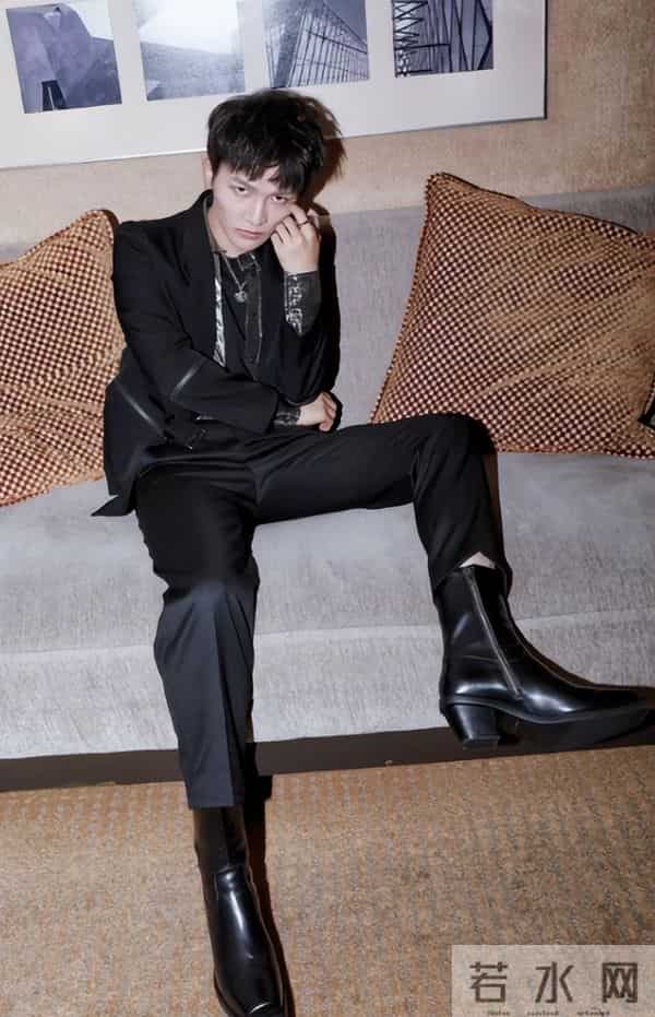 郭沁为什么坐在椅子上