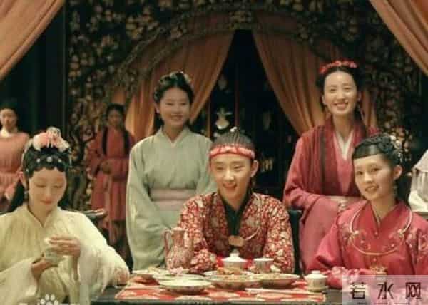 于小彤刘美含接吻