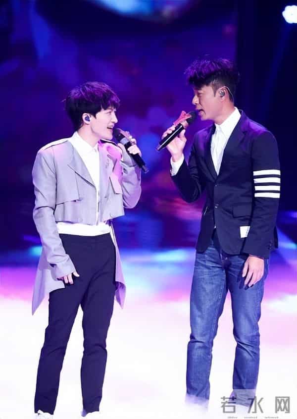 郭沁为什么坐在椅子上