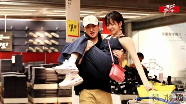 于小彤刘美含接吻