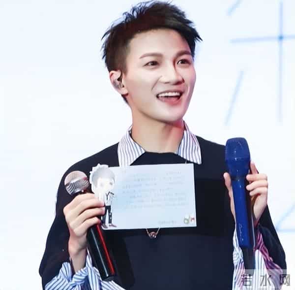 郭沁为什么坐在椅子上