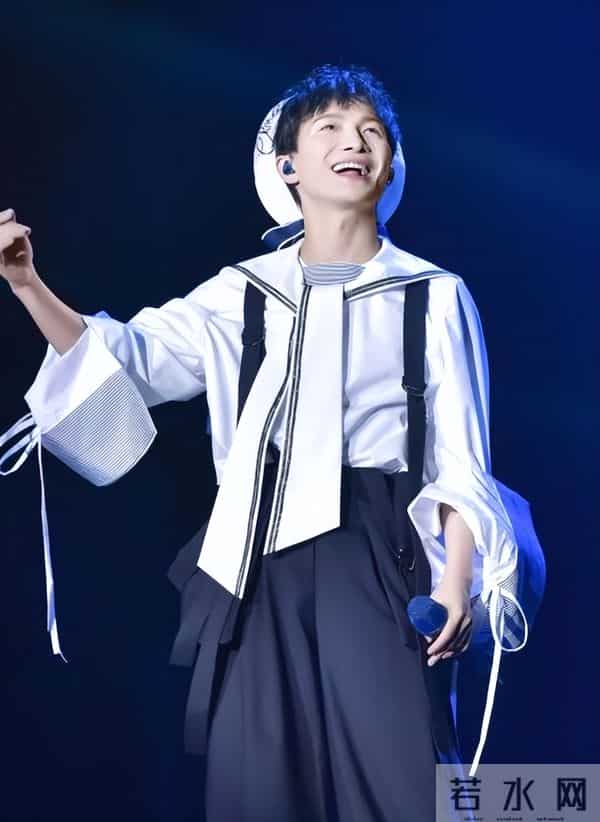 郭沁为什么坐在椅子上