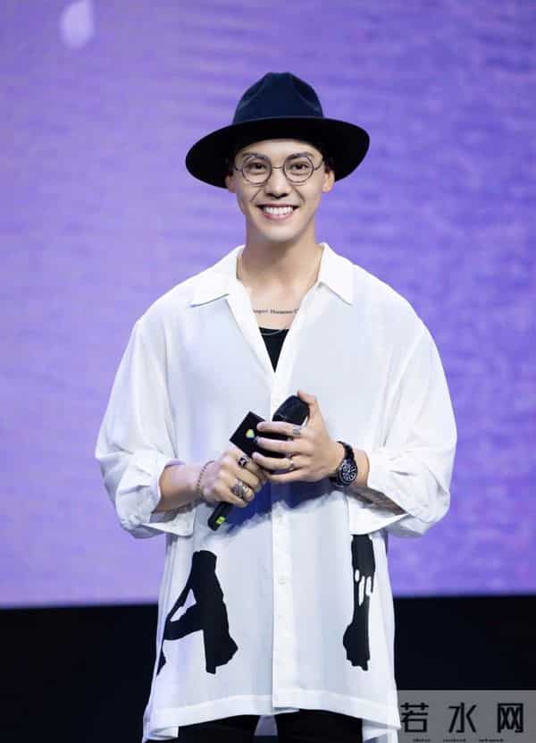 陈伟霆回应高铁上要签名的粉丝