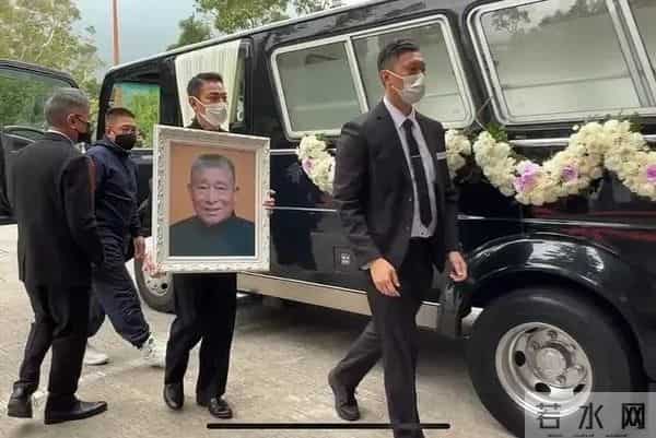 刘德华双手捧遗照送父亲出殡