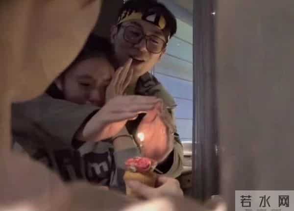 朱亚文环抱刘浩存好亲密