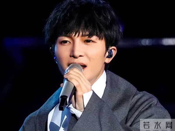 郭沁为什么坐在椅子上