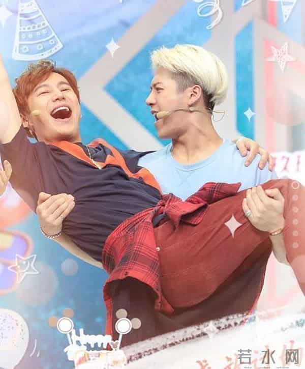 何炅和戴军国外kiss