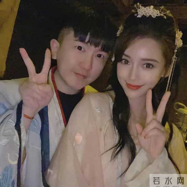 angelababy三亚度假时抽烟