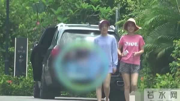 angelababy三亚度假时抽烟