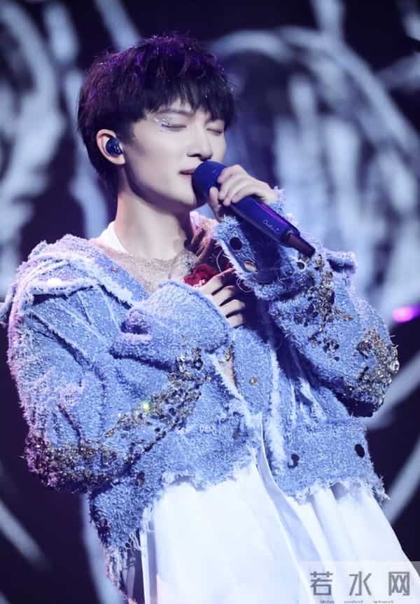 郭沁为什么坐在椅子上