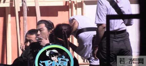 刘宇宁片场抽烟被拍