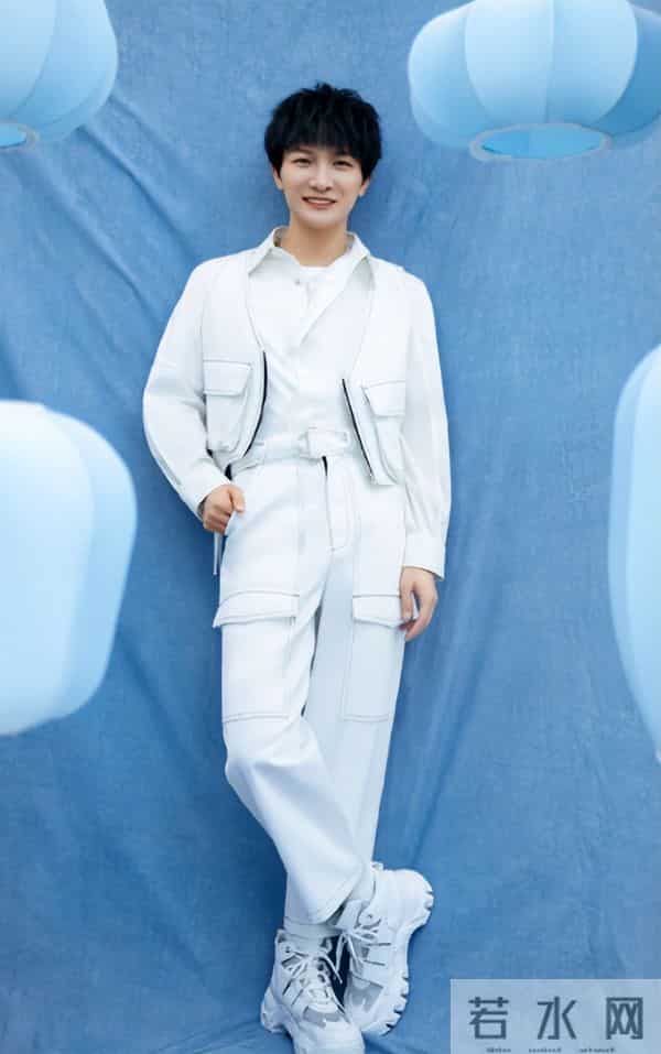 郭沁为什么坐在椅子上