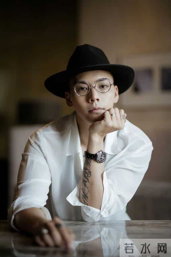 陈伟霆回应高铁上要签名的粉丝