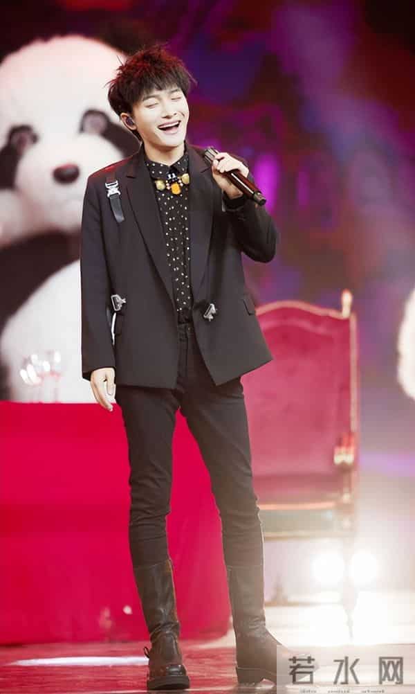 郭沁为什么坐在椅子上