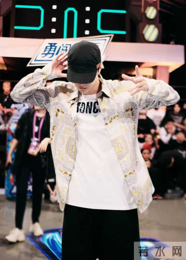 王一博以酒代水